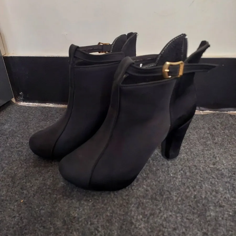 نیم بوت پاشنه دار