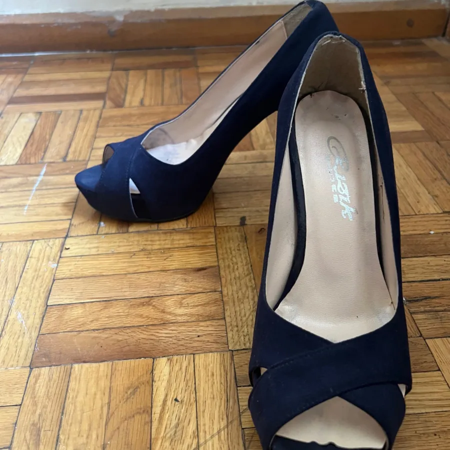 کفش سرمه ای