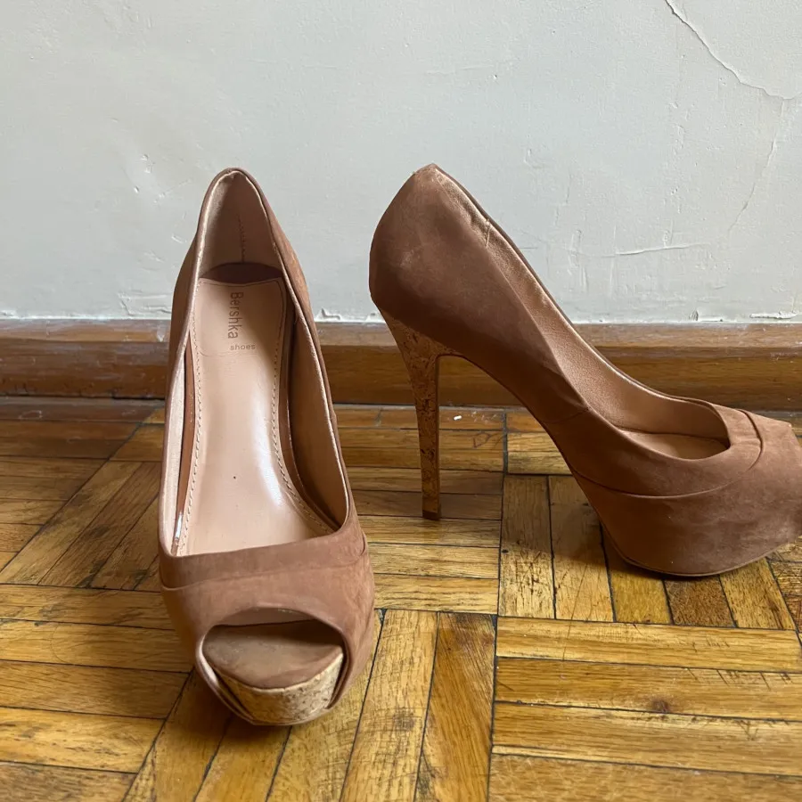 کفش رنگ تن برشکا