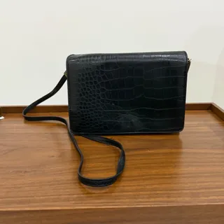 کیف کج مشکی اچ اندام