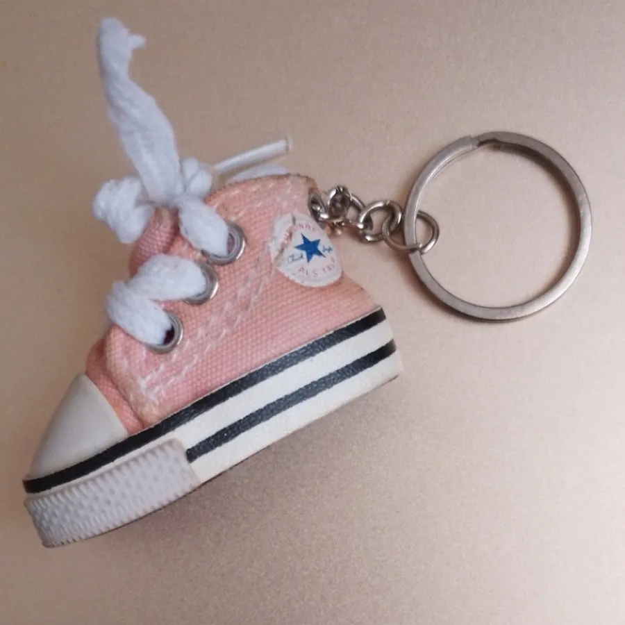 جاسوییچی طرح کفش آل استار