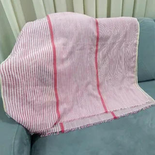 روسری راه‌راه صورتی سفید