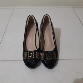 کفش جلو باز مشکی طلایی