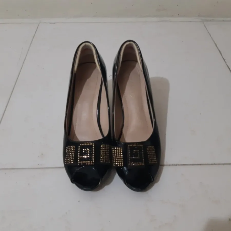 کفش جلو باز مشکی طلایی