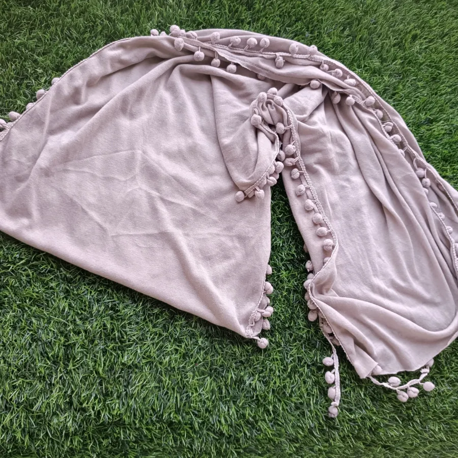 شال نخی دور گردن