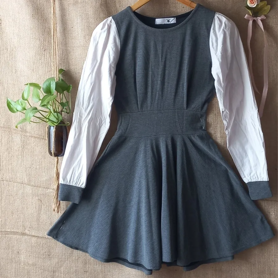 پیراهن طوسی سفید