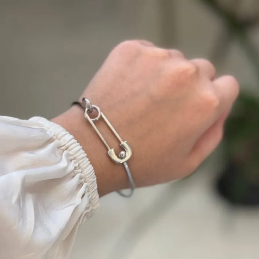 بنگل زارا , دستبند سنجاق