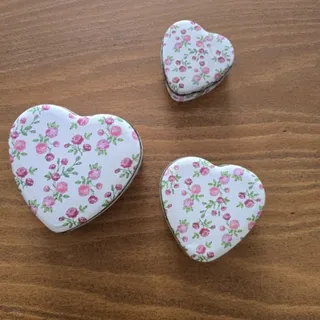 قوطی قلب فلزی درب دار