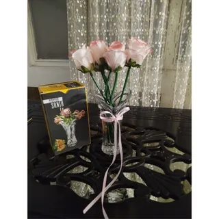 گل مصنوعی وگلدان شیشه ای