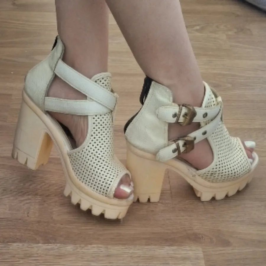 کفش پاشنه بلند زنانه