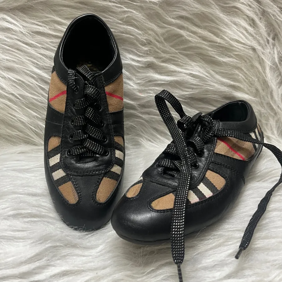اسنیکرز Burberryسایز 37