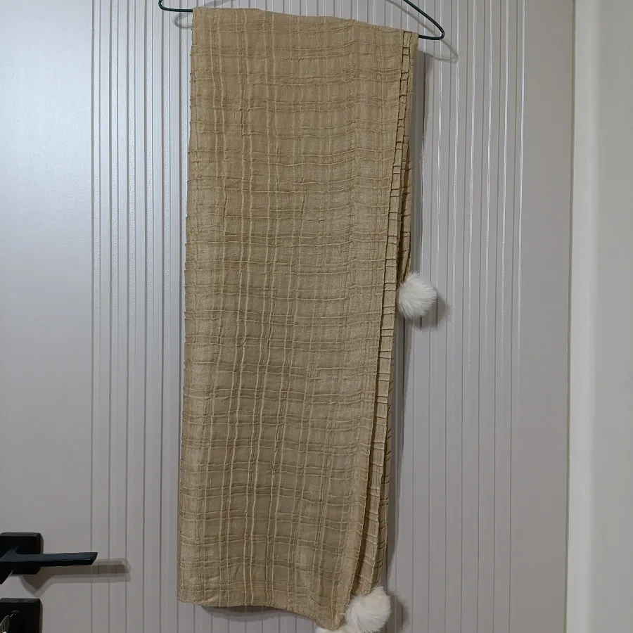 شال نسکافه ای پوم پوم دار