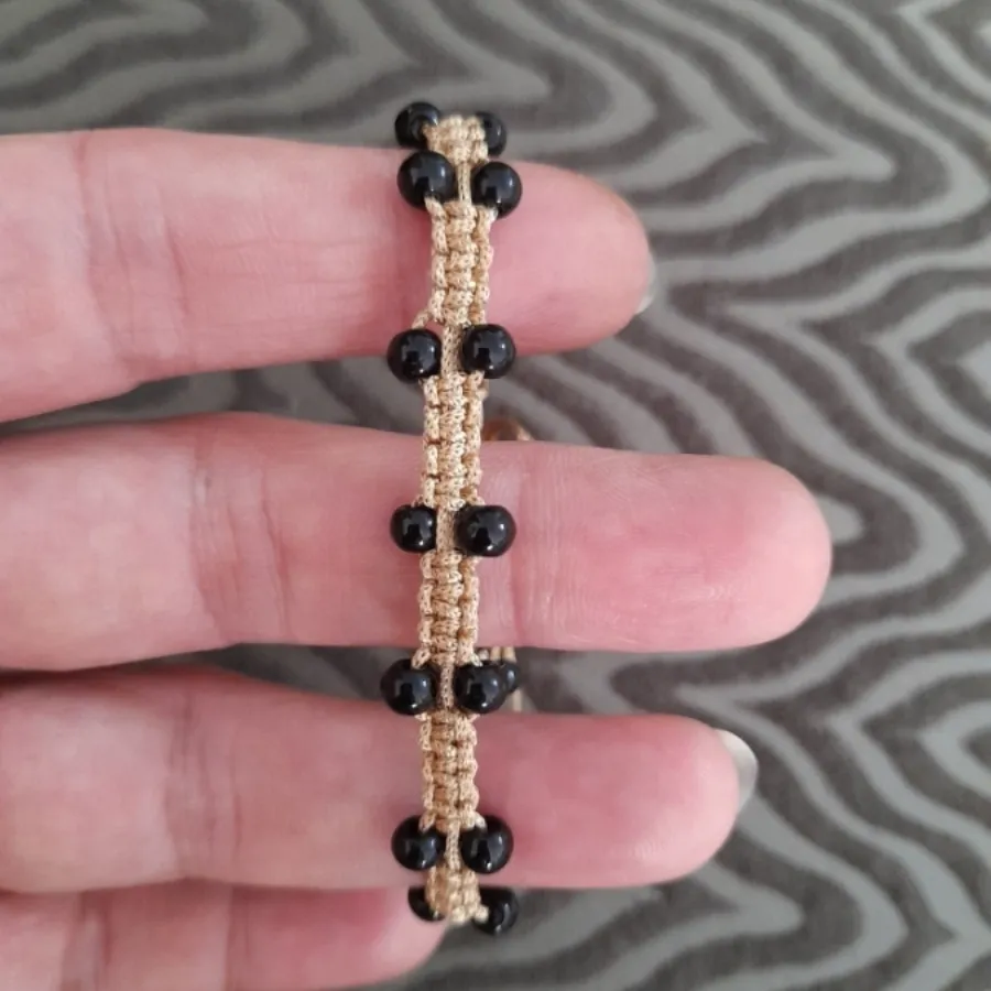 دستبند مکرومه با مهره