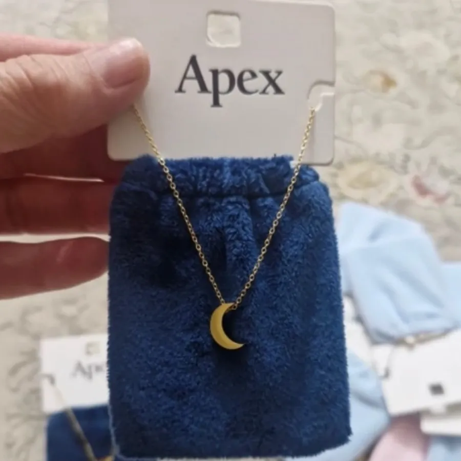 گردنبند ماه مینیمال