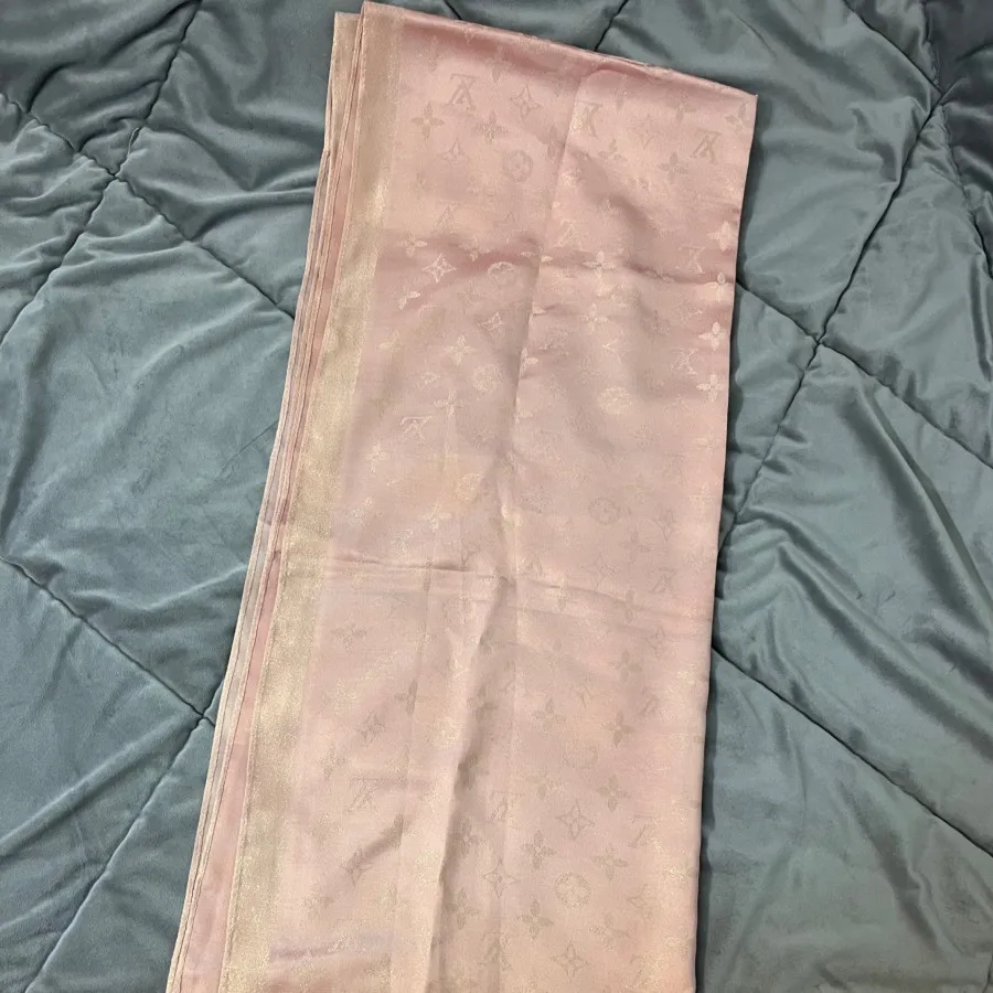 شال لویی ویتون