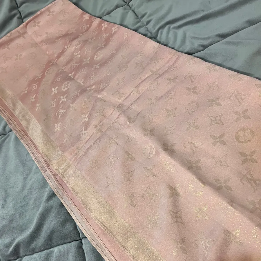 شال لویی ویتون