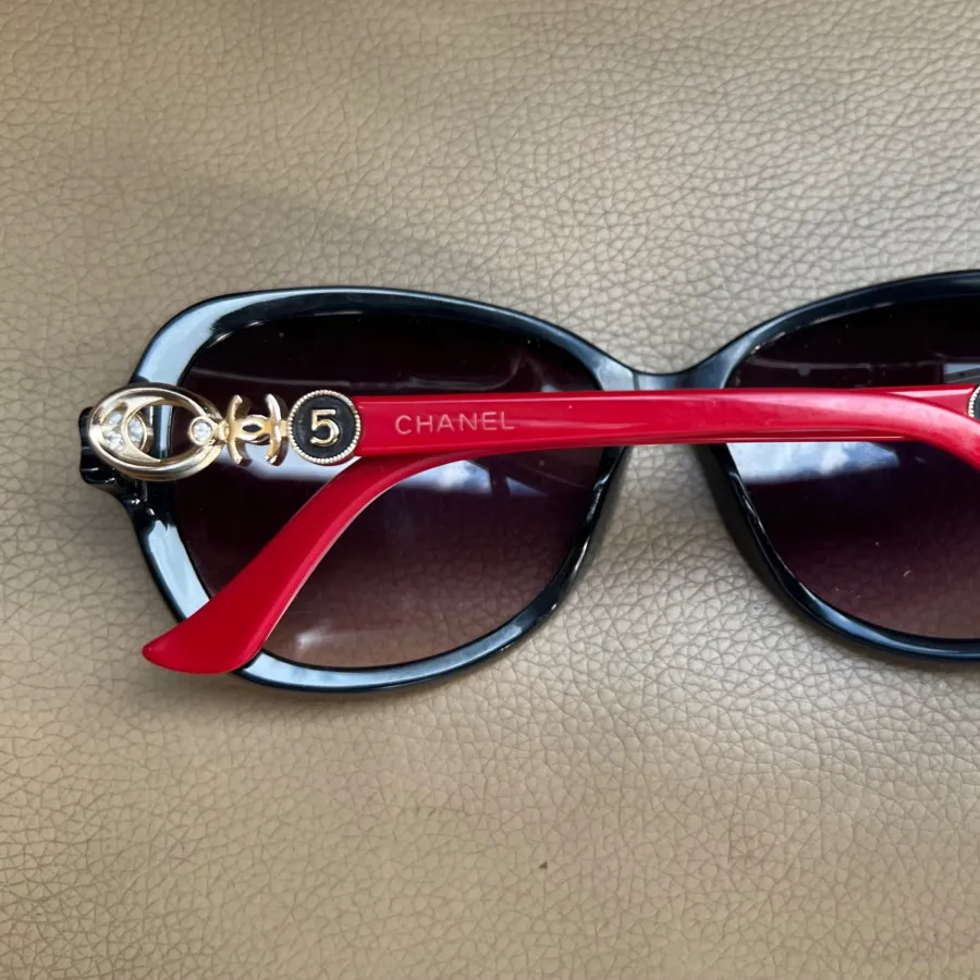 عینک زیبا ولوکس شنل