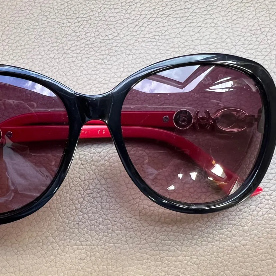 عینک زیبا ولوکس شنل