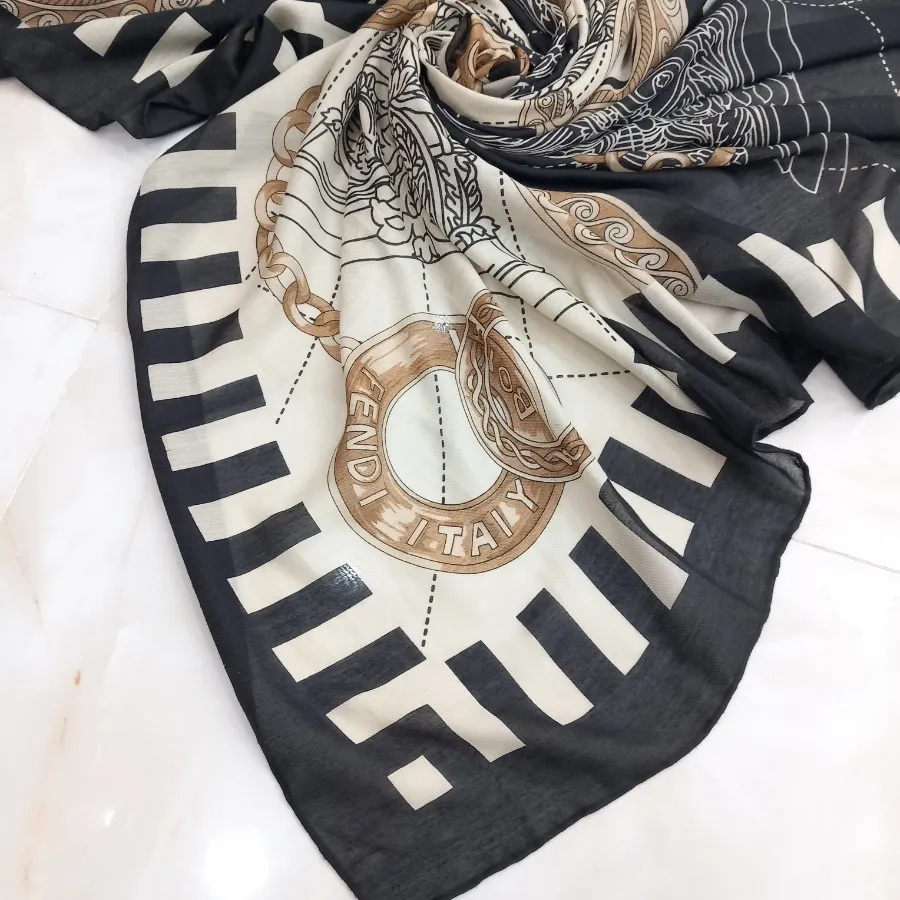 روسری نخی بزرگ