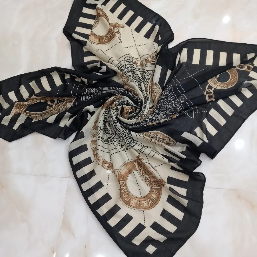 روسری نخی بزرگ