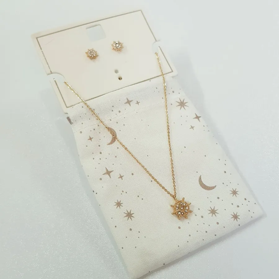 گردنبند و گوشواره طلایی