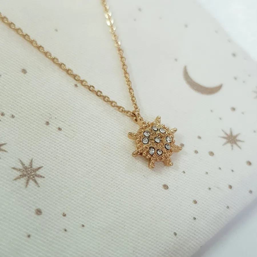 گردنبند و گوشواره طلایی