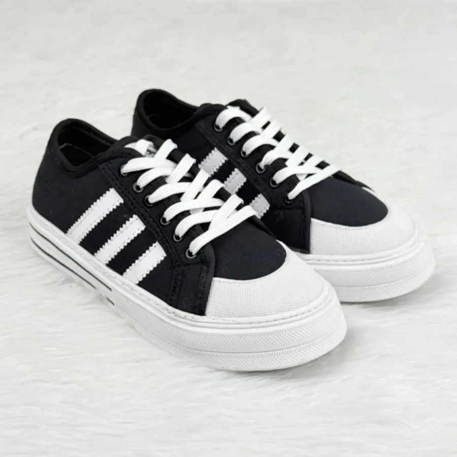 کفش کتانی جدید