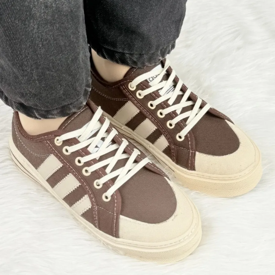 کفش کتانی شیک و جدید