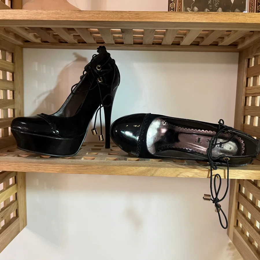 کفش ورنی و جیر مشکی مجلسی