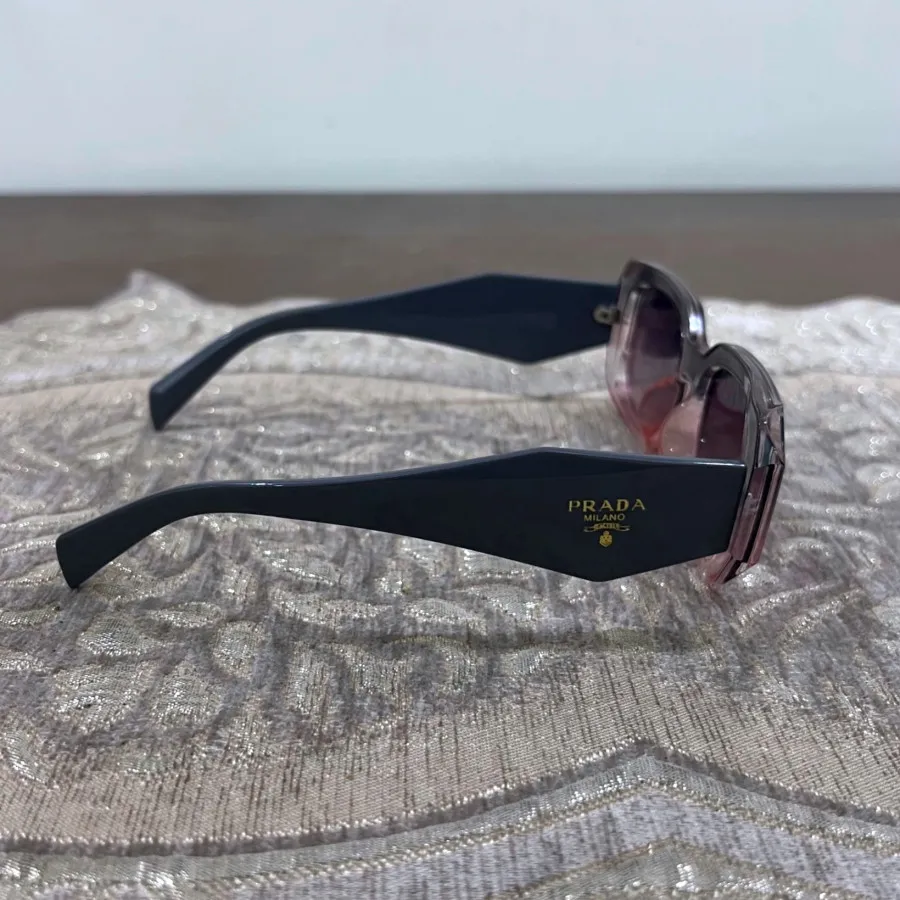 عینک افتابی پرادا