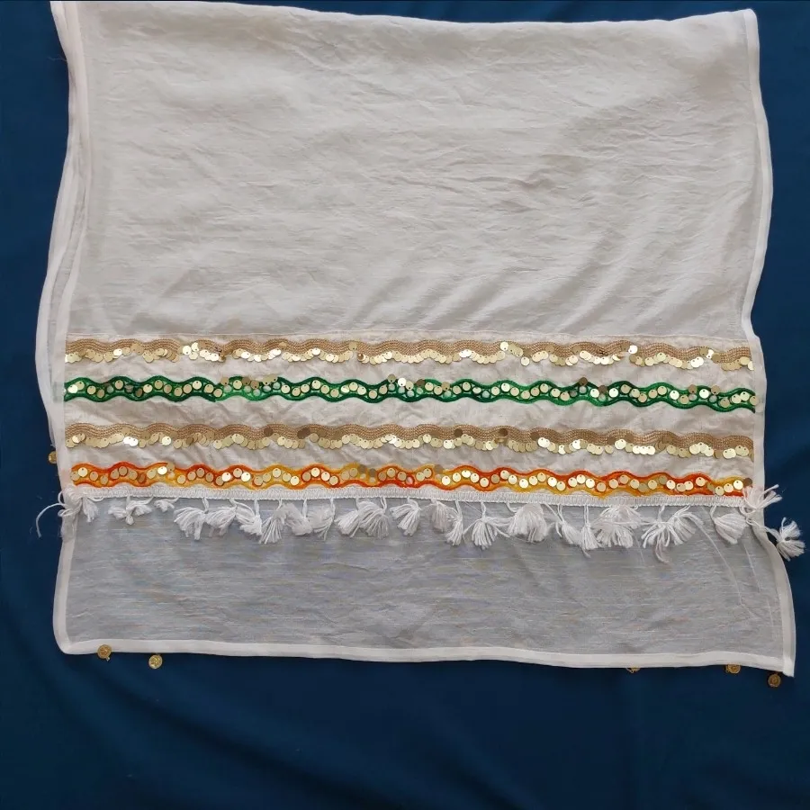 شال سفید حاشیه یک طرفه