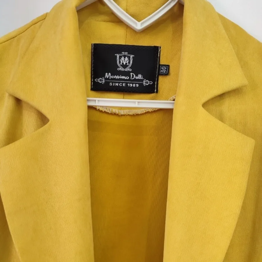 کت زرد دکمه دار