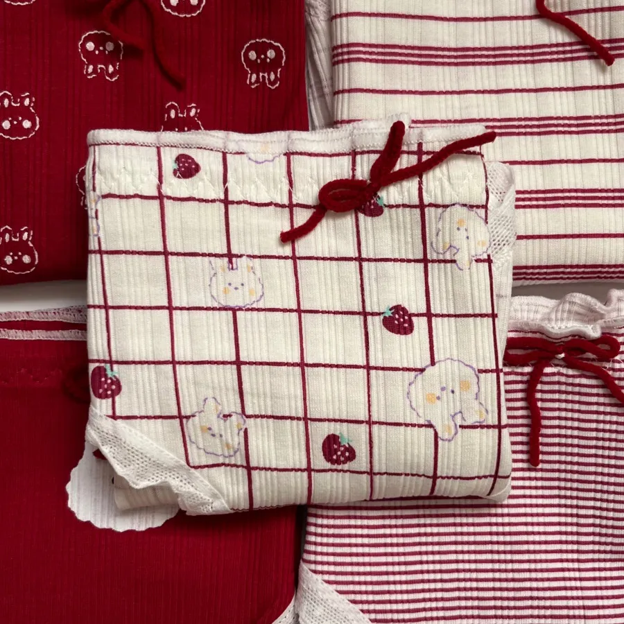 شورت قرمز (ورق بزنید)