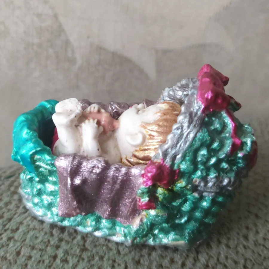 مجسمه  سنگی گهواره