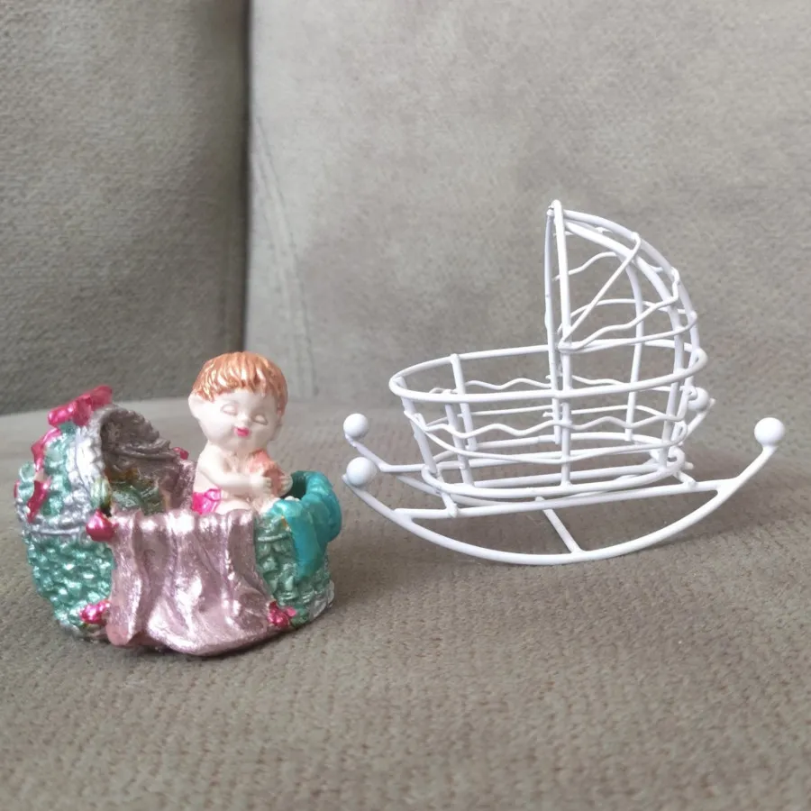 مجسمه  سنگی گهواره