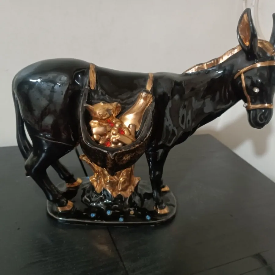 مجسمه الاغ ناقلا