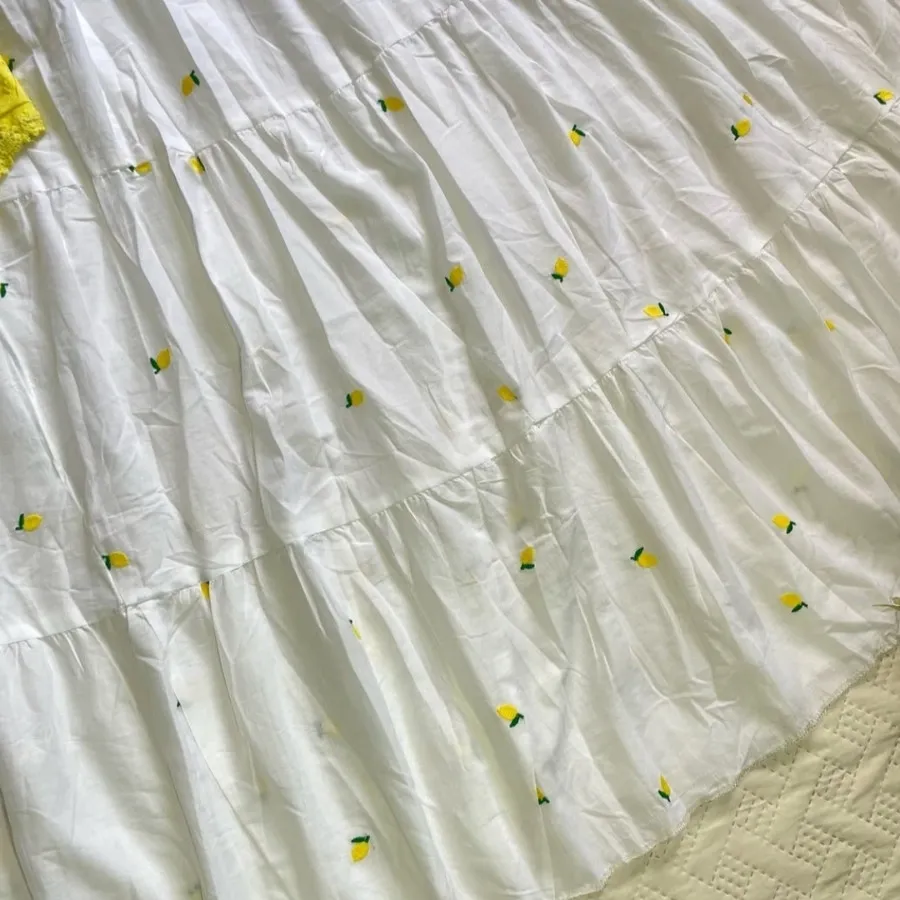 کراپ تاپ و دامن زرد