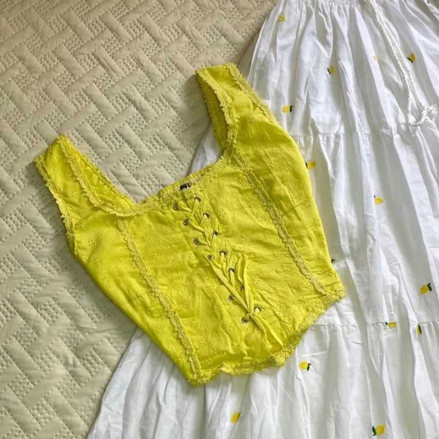 کراپ تاپ و دامن زرد