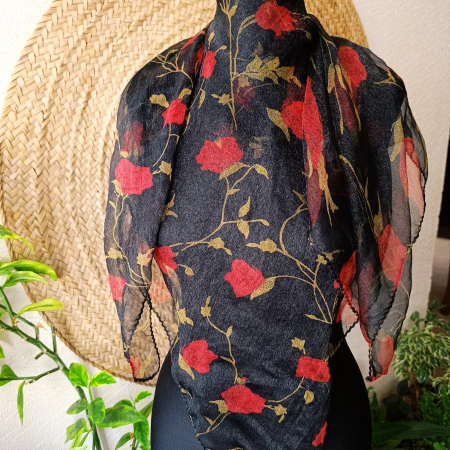 روسری گل سرخ