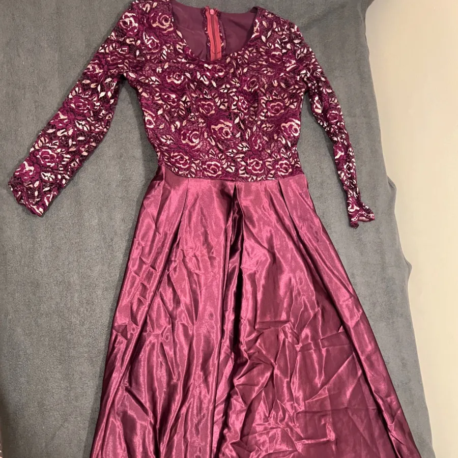 لباس بنفش مایل به زرشکی