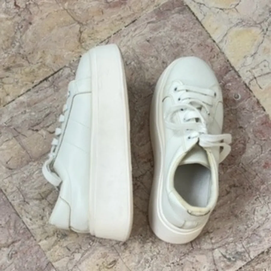 کفش سفید اسپرت