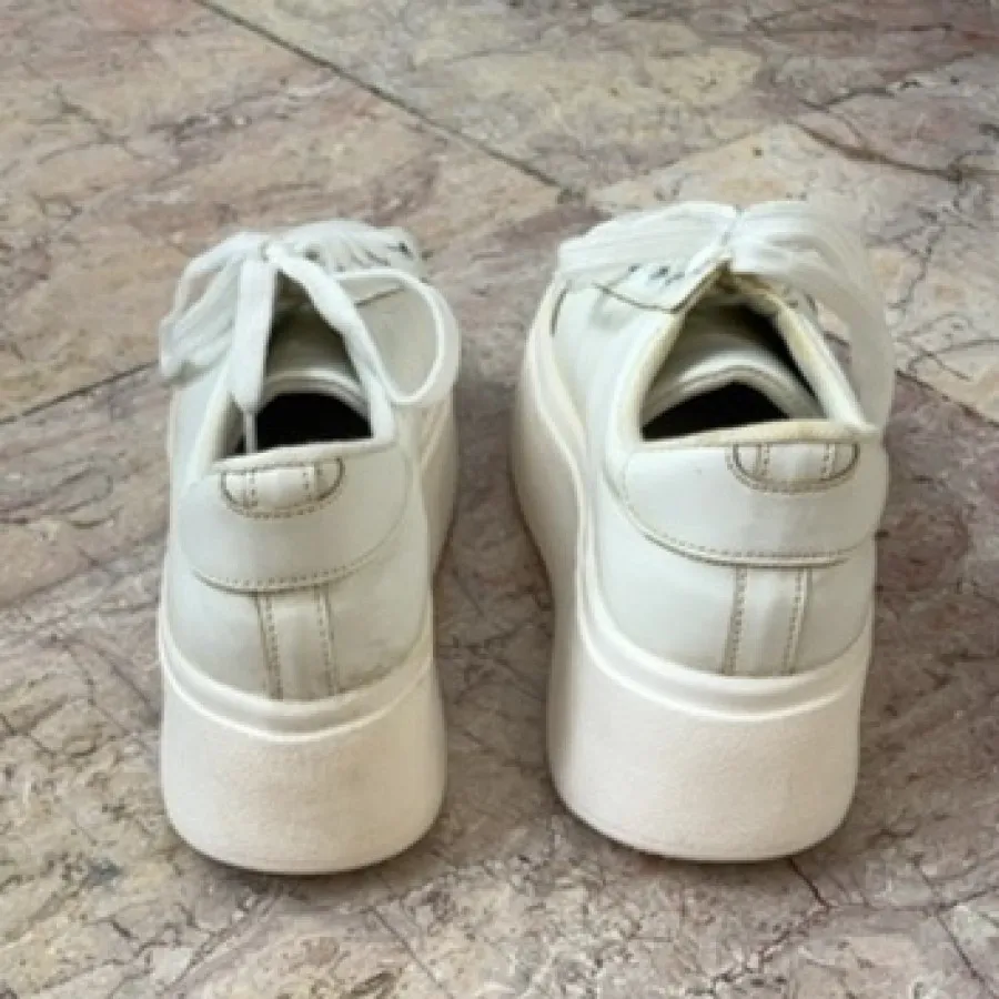 کفش سفید اسپرت