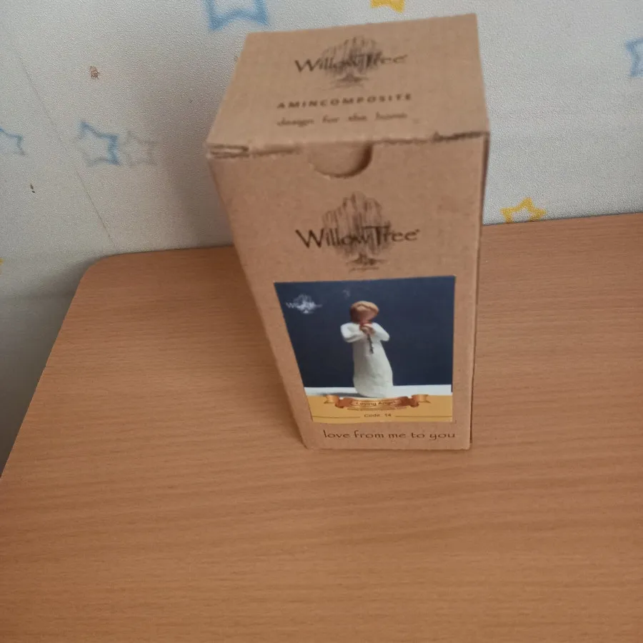 مجسمه زیبای دختر گل‌ سرخ