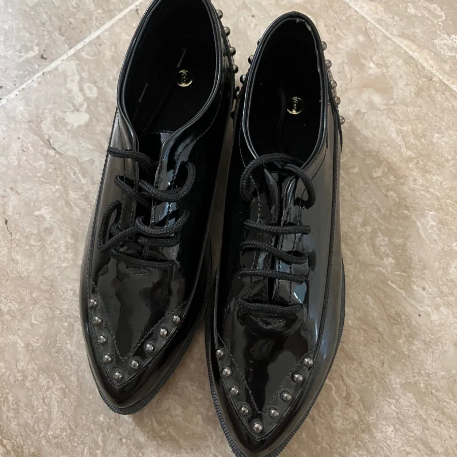 کفش مشکی ورنی