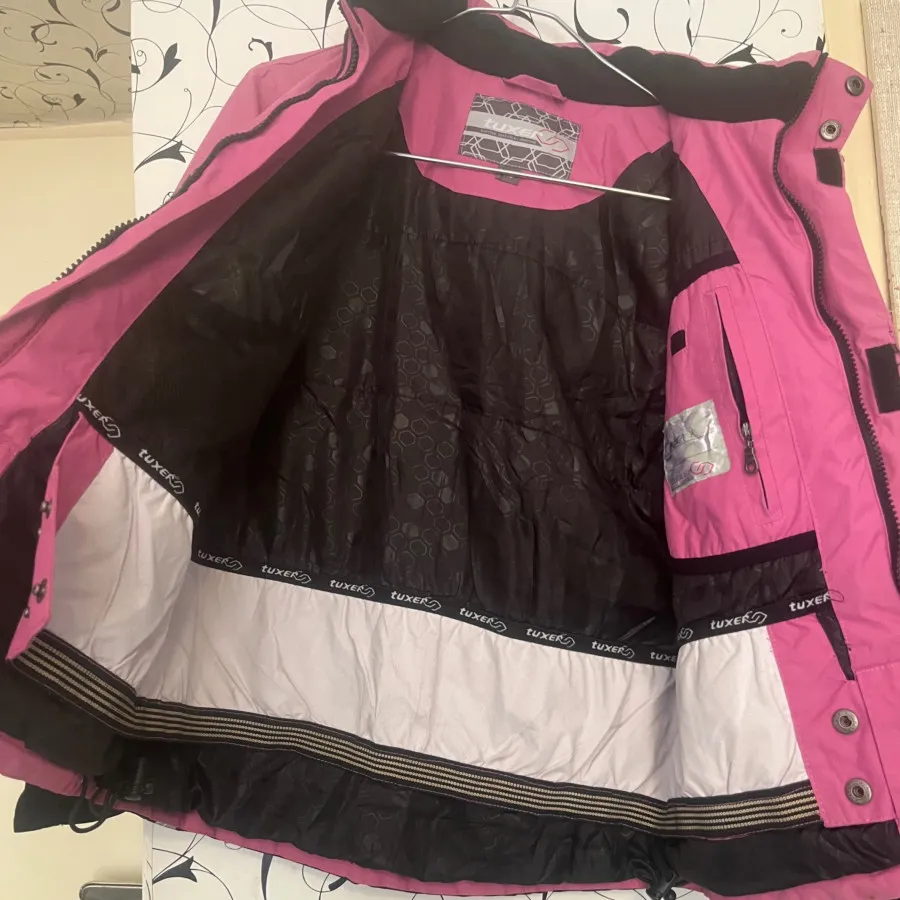 کاپشن اسکی و کوه tuxer