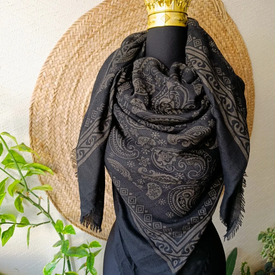 روسری مشکی قواره دار