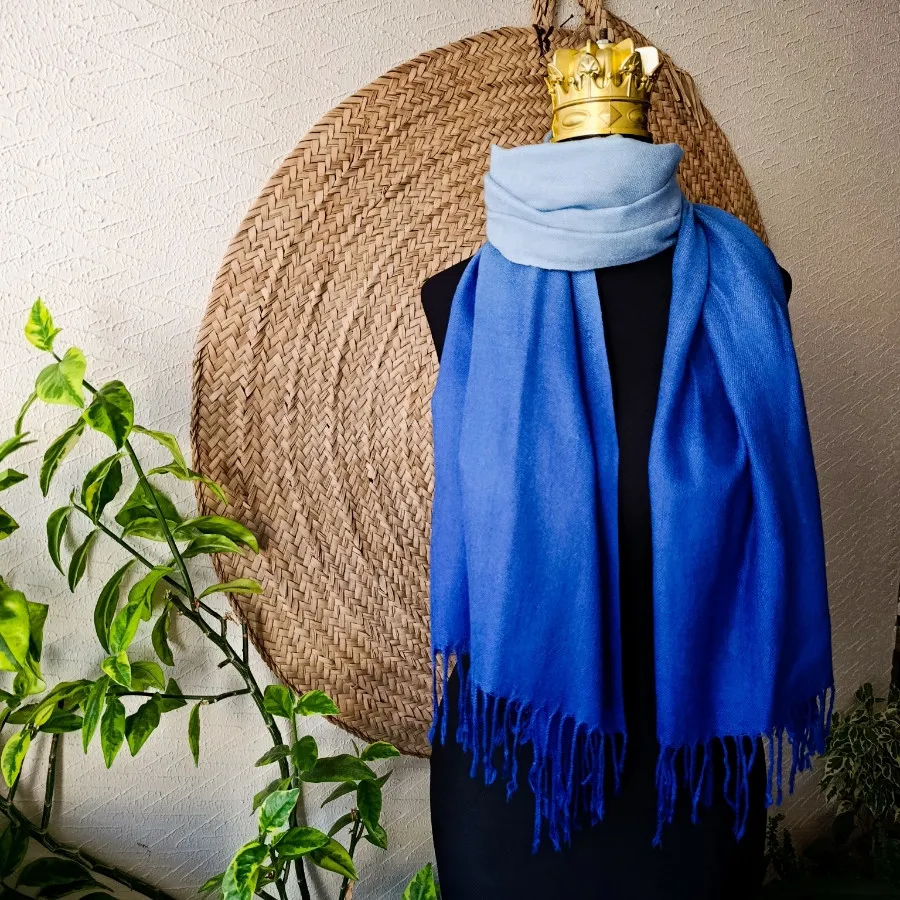 شال آبی دو رنگ