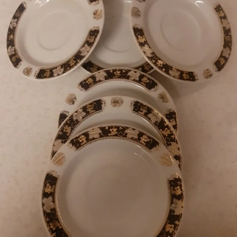 فنجان ونعلبکی.