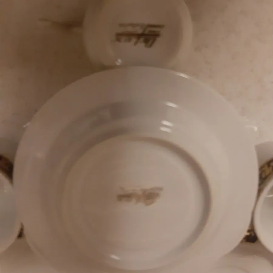 فنجان ونعلبکی.