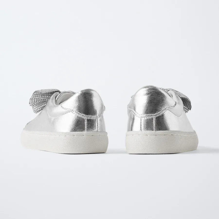 کفش نقره‌ای